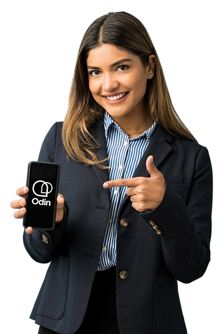 Mulher apontando para celular com logo da odinchat